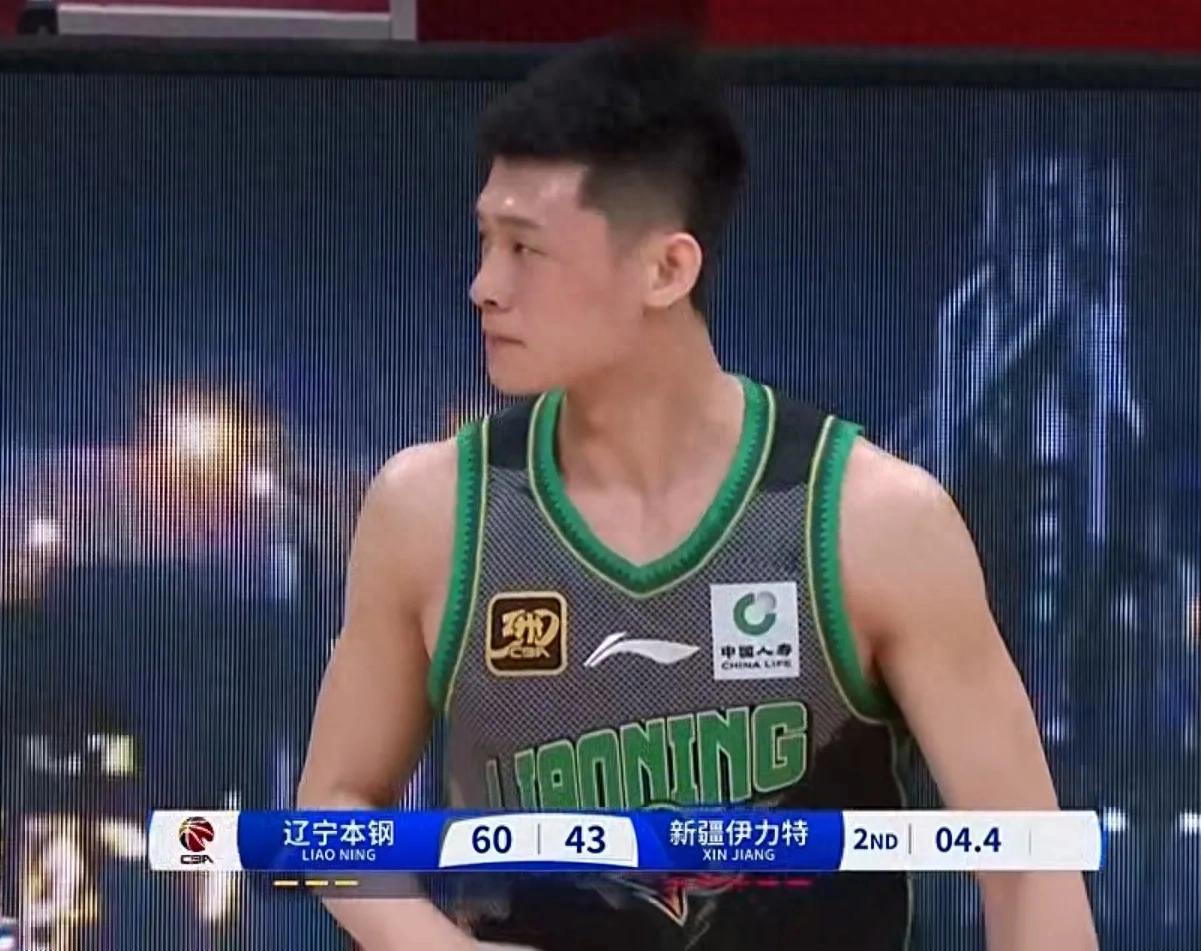 棋牌游戏-球员发挥出色成为全场焦点，带领队伍获胜(球队获得发球权时队员应该按照什么方向轮转位置)