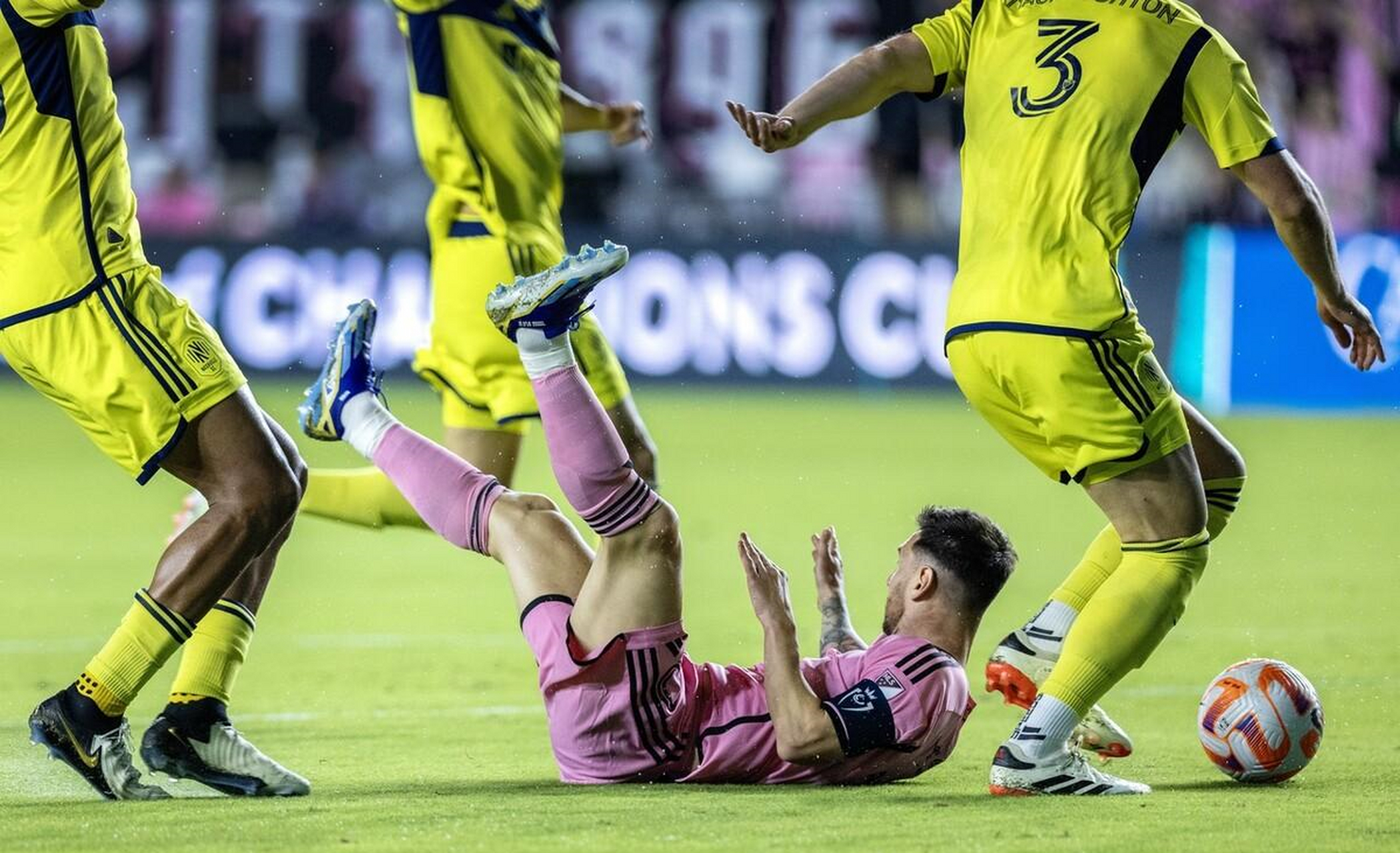 国际足球冠军联赛精彩对决震撼球迷视听(国际足球冠军联赛精彩对决震撼球迷视听分析)